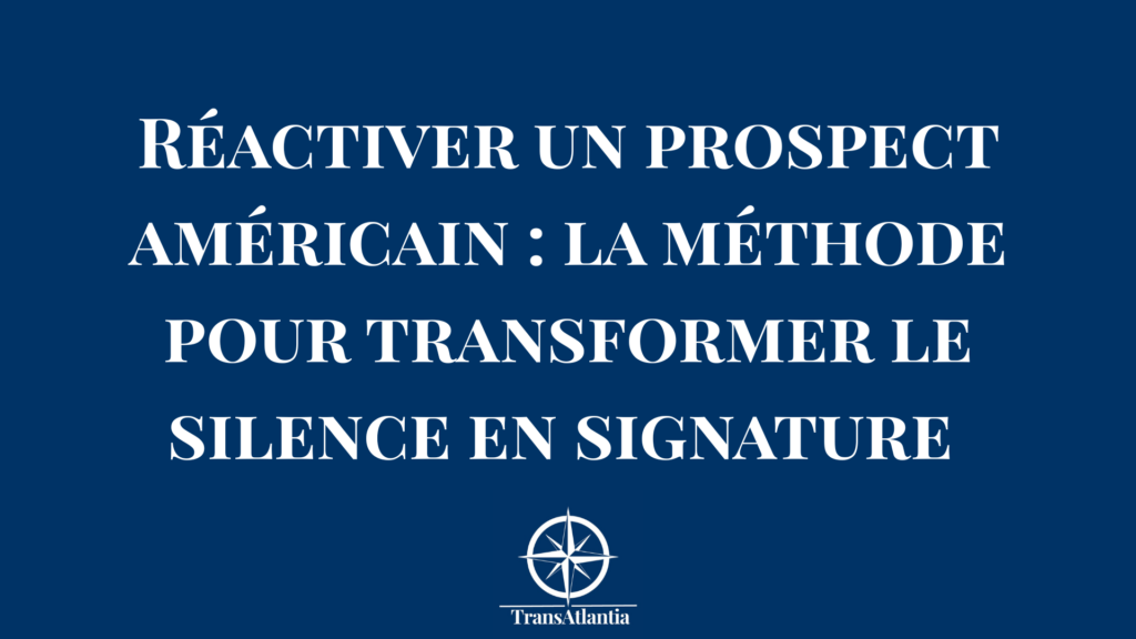 Décideur américain consultant ses emails sur smartphone dans un bureau moderne