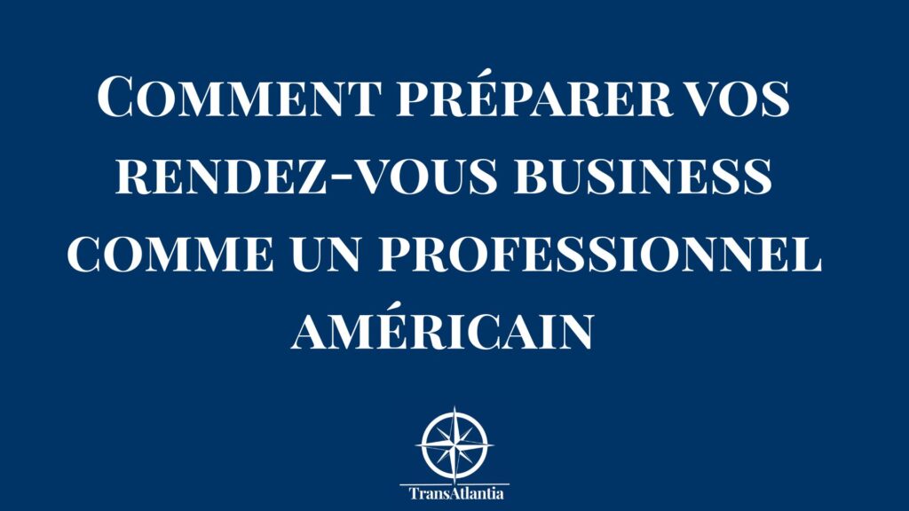 Décideur américain souriant lors d'un rendez-vous business professionnel dans un bureau moderne